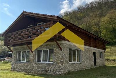 Cabana din piatra de codru si busteni pe Clisura Dunarii, Caraș-Severin - 1