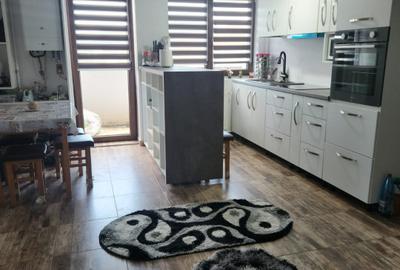 Apartament cu 3 camere semidecomandat, mobilat în Florești