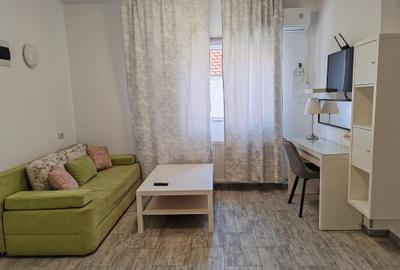 Apartament cu 3 camere semidecomandat, mobilat în Central