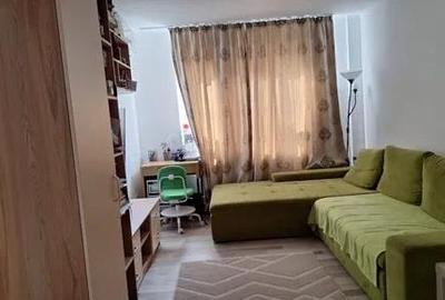 Apartament cu 3 camere semidecomandat în Apusului