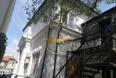 Parc Cismigiu, de vanzare vila interbelica cu 2 apartamente, curte, parcare - 1