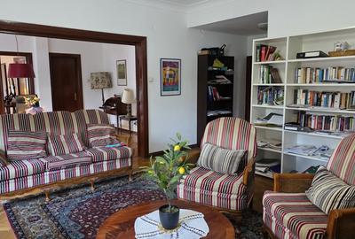 Apartament cu 3 camere semidecomandat, mobilat în Romană