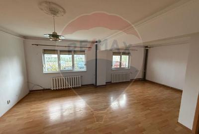 Apartament cu 4 camere decomandat în Micălaca