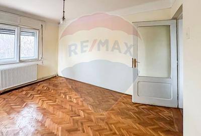 Casă / Vilă spațioasă cu curte generoasă în Urlați - 5