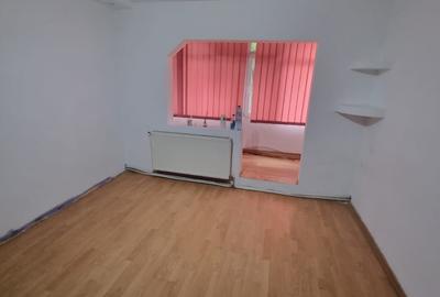 Apartament cu 2 camere semidecomandat, mobilat în Central