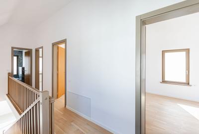 Casa Modernă cu Spații Vitrate Generoase - 13