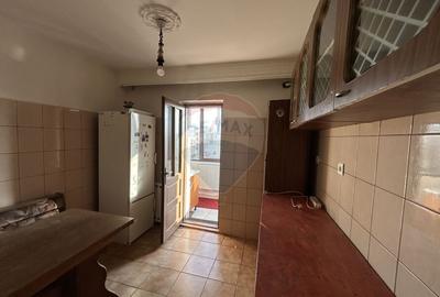 Apartament cu 3 camere decomandat de închiriat în zona Hotvon et.3 - 5