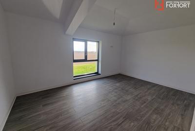 Duplex de vanzare cu 3 camere si teren de 309 mp - Recas - 1