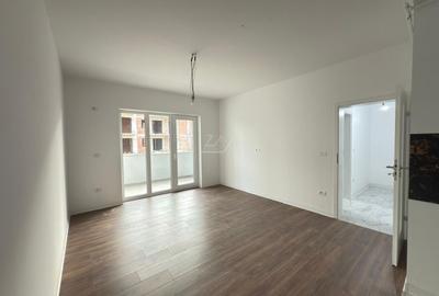 Asfalt. Spatiu pod. Balcon mare. - 1