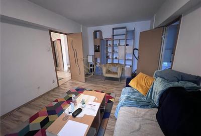 Apartament cu 2 camere semidecomandat în Tei