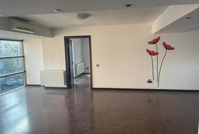 Apartament cu 3 camere semidecomandat în Unirii