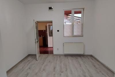 Apartament în zona Dâmbovița - Iosefin cu centrala termica proprie 55000 euro