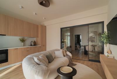 Apartament cu 5 camere decomandat în P-ța Universității