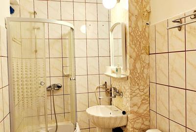 Apartament 3 camere decomandate, etaj 1,cu loc de parcare si boxa, Cl.Romanului - 13