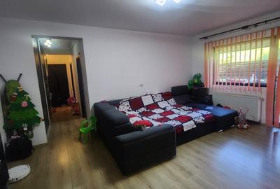 Apartament cu 3 camere semidecomandat, mobilat în Florești