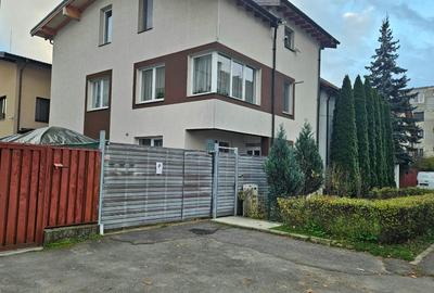 Apartament cu 3 camere decomandat în Tractorul