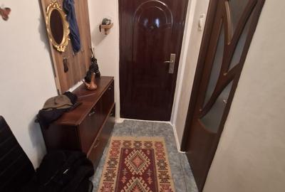 Apartament cu 3 camere, etajul 2/4, zona Dacia - 7