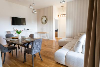 Apartament cu 3 camere semidecomandat, mobilat în Nord-Est