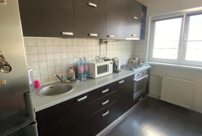 Apartament cu 3 camere semidecomandat în Brâncoveanu