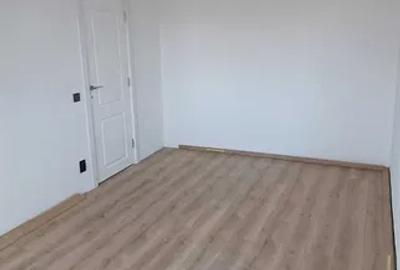 Apartament cu 3 camere semidecomandat în Apărătorii Patriei