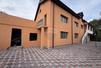 Casa / Vila cu 8 camere - 1