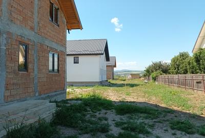 Casa noua, P+E, 5 camere, 2 bai, terasa, teren 400mp, in Lilieci, strada Rozelor - 17