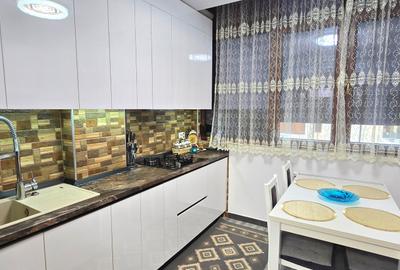 Apartament cu 3 camere semidecomandat, mobilat în Valea Adâncă