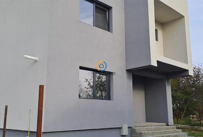 Casă cu 4 camere în Ștefănești