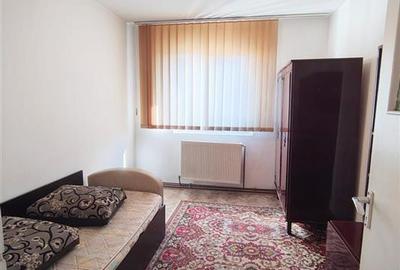 Apartament cu 3 camere semidecomandat, mobilat în Podu Roș