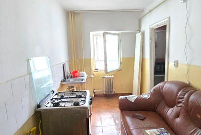 Apartament 3 camere decomandat, 2 bai, balcon inchis, centrala, etaj 1 - 1