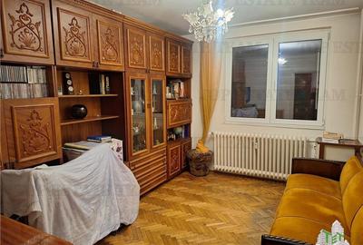 Apartament cu 3 camere semidecomandat în Tei