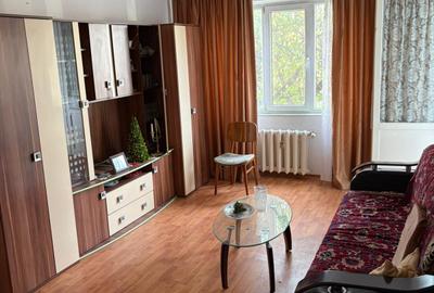 Apartament cu 4 camere decomandat, mobilat în Far