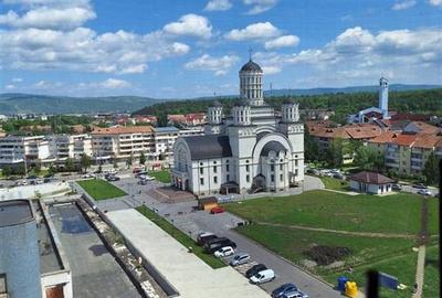 Apartament cu 3 camere semidecomandat, mobilat în Central