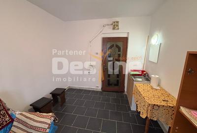 Cameră de cămin renovată, ușă metalică și geam termopan, zona Astra - 1