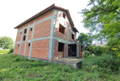 Casă la roșu, cu acoperiș finalizat, lângă pădure - 2