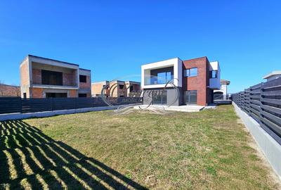 Locuinta moderna cu design cubic si curte plana in Dezmir - 1