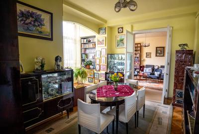 Apartament cu 3 camere semidecomandat în Central