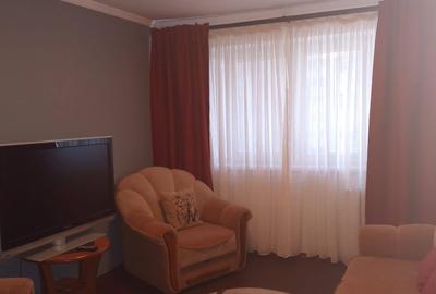 Apartament cu 3 camere semidecomandat în Obor