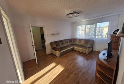 Apartament cu 3 camere semidecomandat, mobilat în Astra