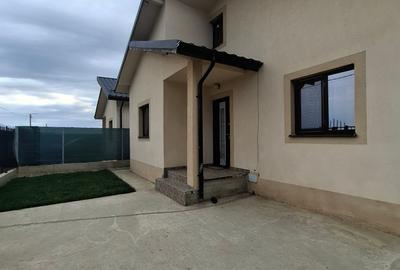 Casă individuală cu 4 camere în Domnești