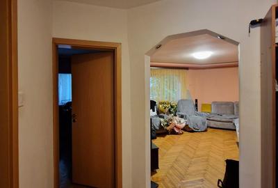 Soarelui | 3 Camere | Etaj 1 | Centrala proprie | Boxa - 7