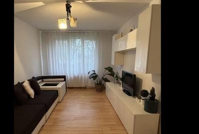 Apartament cu 3 camere decomandat în Titan