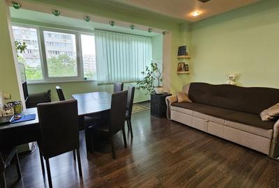 Apartament cu 3 camere semidecomandat, mobilat în Uverturii