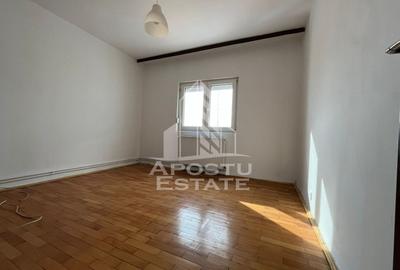 Apartament cu 3 camere, 2 bai, decomandat, centrala proprie, Sagulu - 1