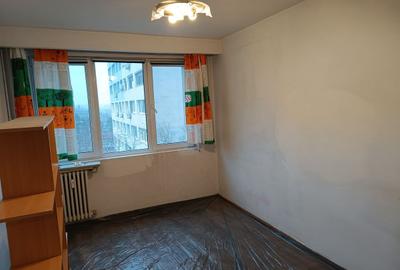 Apartament cu 3 camere semidecomandat în Grivița