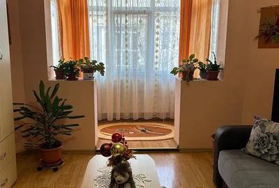 Apartament cu 3 camere semidecomandat, mobilat în Dacia