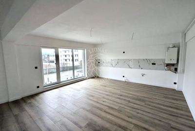 Apartament cu 3 camere semidecomandat în Sud