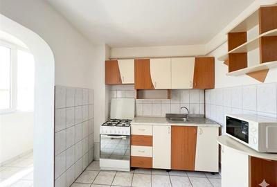 Apartament cu 3 camere decomandat, situat în cartierul Nicolina 2 - 9