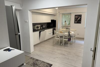 Apartament cu 3 camere semidecomandat în Central