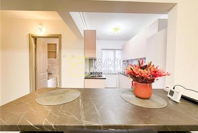 Apartament cu 3 camere semidecomandat în 9 Mai